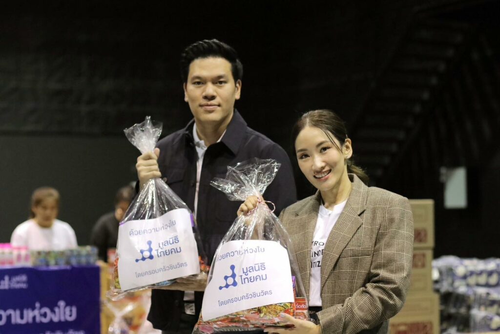 พินทองทา ชินวัตร คุณากรวงศ์ และ ปิฎก สุขสวัสดิ์ แพคถุงยังชีพ ช่วยเหลือน้ำท่วมภาคใต้